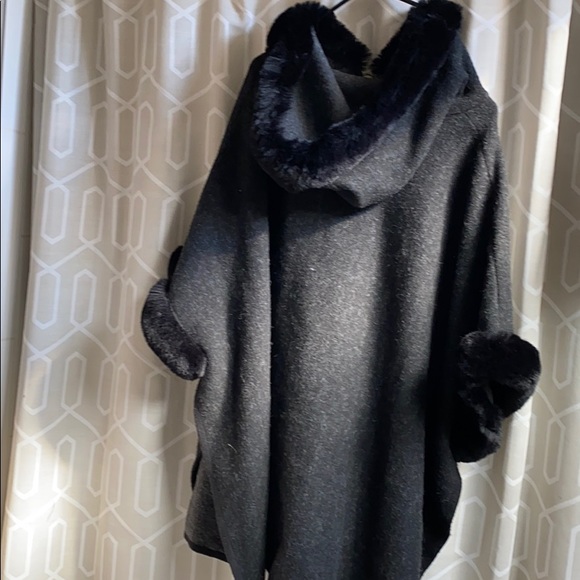 Charcoal/black faux fur poncho - Picture 4 of 4